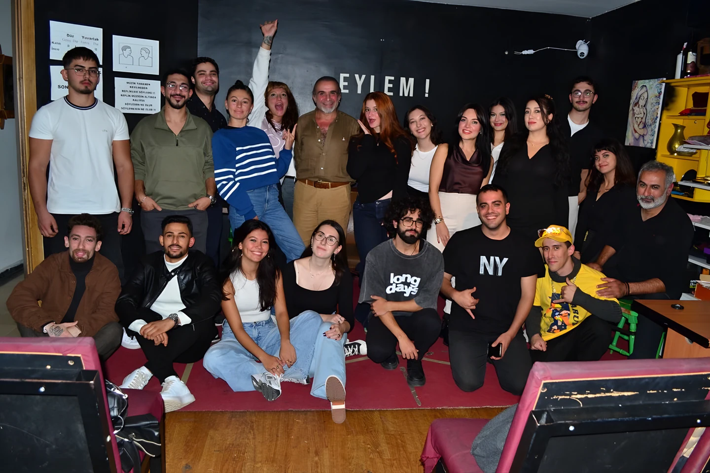Atölye grubunun tiyatro salonunda toplu fotoğrafı