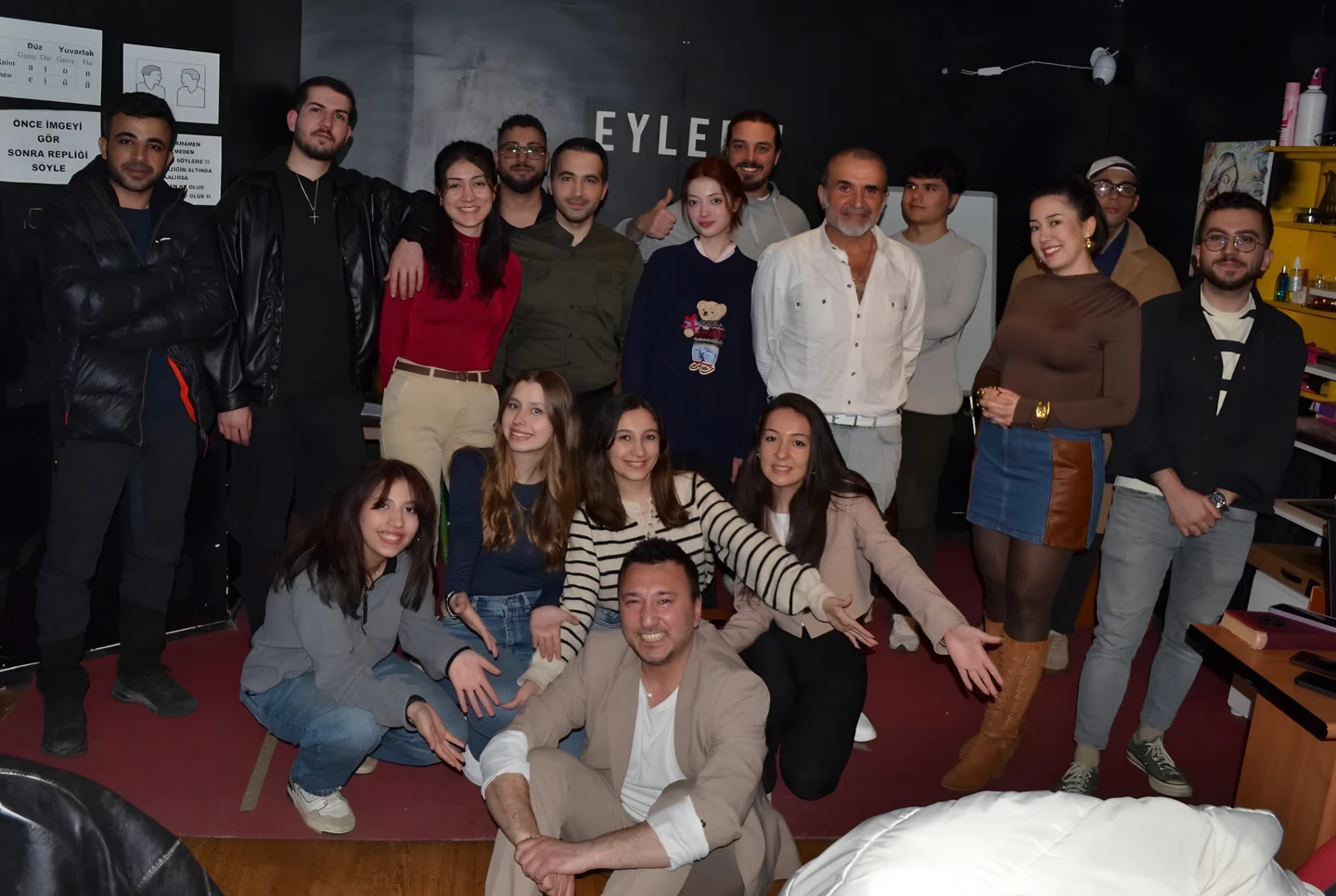 İstanbul Sanat Tiyatrosu oyunculuk grubu atölyede